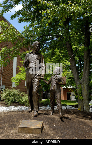 Andy e Opie Taylor statua a Andy Griffith Playhouse in Mt ariosa nella Carolina del Nord STATI UNITI D'AMERICA Foto Stock