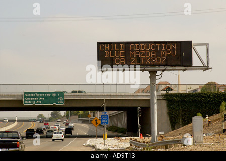 Un cartello elettronico oltre l'autostrada 405 in Irvine California annuncia un avviso di ambra relazione di un bambino rapito Foto Stock