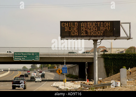 Un cartello elettronico oltre l'autostrada 405 in Irvine California annuncia un avviso di ambra relazione di un bambino rapito Foto Stock