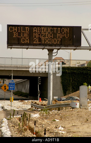 Un cartello elettronico oltre l'autostrada 405 in Irvine California annuncia un allarme giallo di un bambino rapito Foto Stock