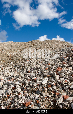 Sottoprodotti di lavori di demolizione (cemento, calcestruzzo, mattoni) smistati e impilati per il riutilizzo come discarica e materiale da costruzione , Finlandia Foto Stock