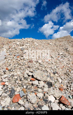 Sottoprodotti di lavori di demolizione (cemento, calcestruzzo, mattoni) frantumati e impilati per il riutilizzo come discarica e materiale da costruzione , Finlandia Foto Stock