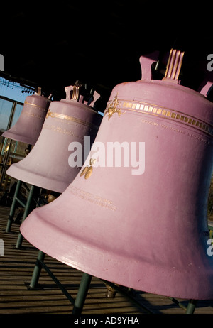 Grandi vecchie campane metalliche dipinte di rosa , Finlandia Foto Stock