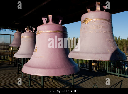 Quattro grandi vecchie campane metalliche della chiesa , dipinte di rosa , in esposizione , Finlandia Foto Stock