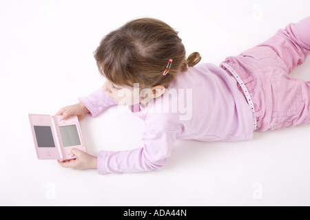 Ragazza in abiti rosa con una rosa Gameboy Foto Stock