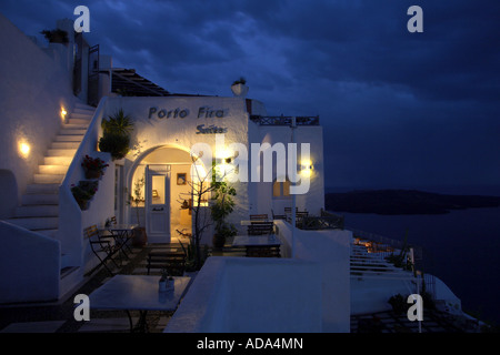 Terrazza di un hotel a tarda sera, Grecia, Santorin, Thira Foto Stock