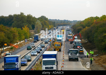 cono stradale per contrassegnare lavori stradali o ostacoli temporanei, segnale  di traffico isolato su sfondo bianco Foto stock - Alamy