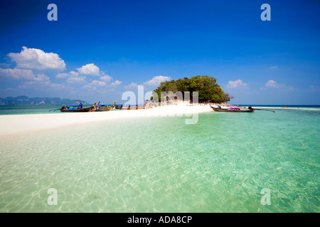 Barche ancorate a Chicken Island Laem Phra Nang Railay Krabi Thailandia un anno dopo lo tsunami il 26 dicembre 2004 Foto Stock