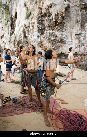 Salendo a Chalk cliff Laem Phra Nang Railay Krabi Thailandia Foto Stock