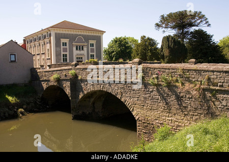 Il Galles Carmarthenshire Kidwelly ponte sul fiume Gwendraeth e Capel Sul cappella Foto Stock