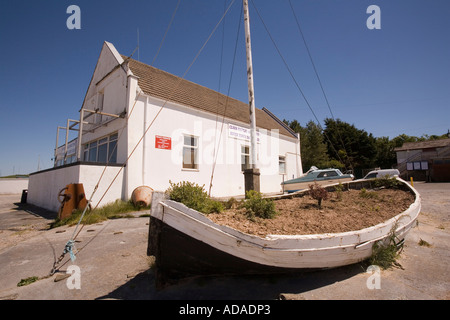 Il Galles Carmarthenshire Ferryside barca nella parte anteriore del Yacht Club Foto Stock