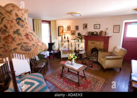 Carmarthenshire Galles Carmarthen Laugharne Boathouse Dylan Thomas home living room interior Foto Stock