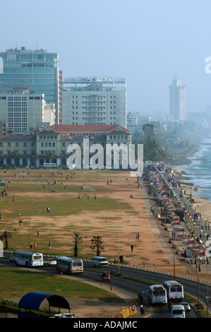 Colombo il Galle Face Green con vista sulla spiaggia e il Galle Face Hotel Foto Stock