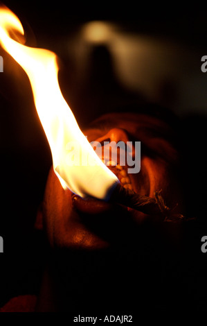 Kandy fire eating in Kandyan centro culturale Foto Stock