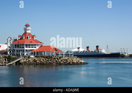 Villaggio litoraneo e faro di Parkers, Queen Mary in background, Long Beach, California, Stati Uniti d'America Foto Stock