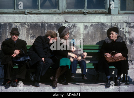 Austrian family enjoying winter sunshine asleep on a city bench Vienna Austria HOMER SYKES Foto Stock
