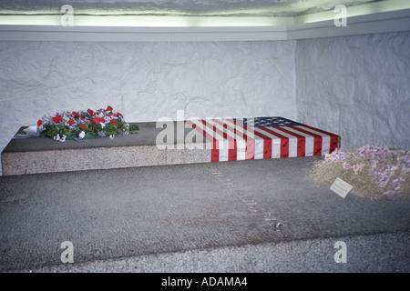 Le tombe di Giovanni e Abigail Adams nel seminterrato della prima chiesa Parrocchiale Unitarian Tempio Adams Presidenti Chiesa Foto Stock