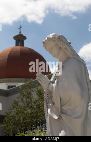 Pregando la figura, centro della comunità parrocchiale, la chiesa rotonda in background, Basilica della Missione di San Juan Capistrano, CALIFORNIA, STATI UNITI D'AMERICA Foto Stock