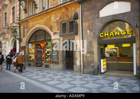 Repubblica Ceca, Praga, Old Town Hall. Cambio di valuta e denaro exhange office nei pressi del Municipio della Città Vecchia di Praga Foto Stock