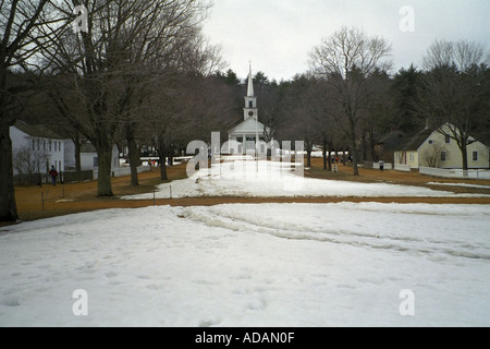 Chiesa e coperta di neve strada in Sturbridge Massachusetts USA Foto Stock