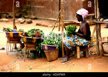 Ambientale orizzontale ritratto di donna vecchia a vegetali in stallo street, a Freetown, in Sierra Leone, Africa occidentale Foto Stock