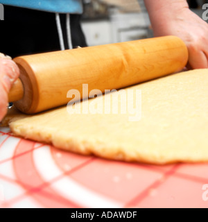 Rolling out pasta Foto Stock
