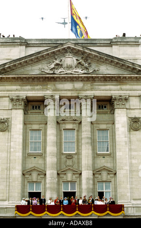 La regina e i membri della famiglia reale sul balcone di Buckingham Palace guardando flypast Londra Inghilterra Regno Unito Foto Stock