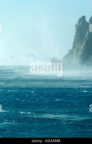 Onde che si infrangono sulla isola Maire costa in una giornata di vento marsiglia francia Foto Stock
