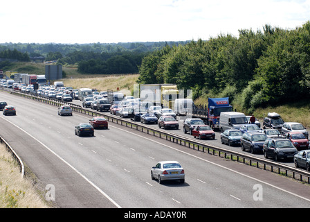 Blocca il traffico sulla carreggiata di M40 Autostrada a causa di incidente, Warwickshire, Inghilterra, Regno Unito Foto Stock
