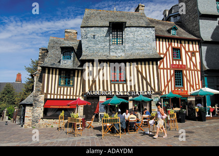 Metà medievale-case con travi di legno all'entrata di Vitré, Bretagna Francia Foto Stock