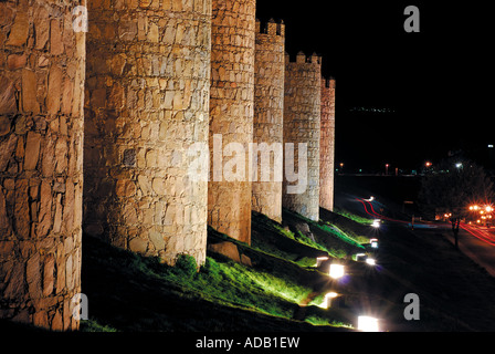 Mura medievali della città Patrimoniomondiale Avila di notte, Castiglia-Leon, Spagna Foto Stock