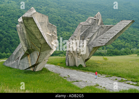 Lone uomo guardando il Sutjeska monumento costruito per commemorare il 3301 combattenti partigiane uccisi dai nazisti tedeschi e croati Foto Stock