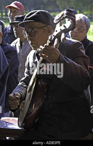 Cina Pechino cinese anziano gentiluomo gioca il quattro corde pipa Foto Stock
