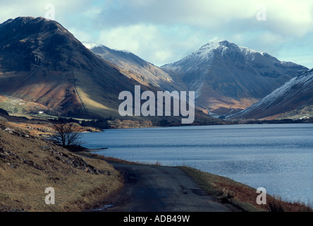 Il lago di wastwater cumbria wasdale vista di testa lungo avvolgimento strada stretta parco nazionale di Inghilterra uk gb Foto Stock