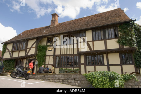 Pub la Crown Inn - Chiddingfold - Surrey - REGNO UNITO Foto Stock