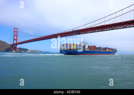 Nave da carico sotto il Golden Gate Bridge Foto Stock