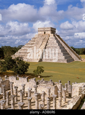 Messico. Chichen Itza. Il Castello aka Kukulcans Piramide e complesso delle mille colonne. Foto Stock