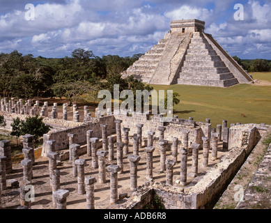 Messico. Chichen Itza. Il Castello aka Kukulcans Piramide e complesso delle mille colonne. Foto Stock
