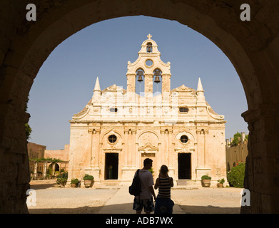 Due turisti in piedi nella parte anteriore della chiesa all'ingresso del monastero di Arkadi / Creta / Grecia Foto Stock