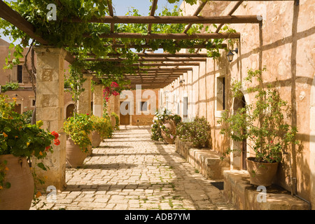 Un percorso di pergola nel monastero di Arkadi / Creta / Grecia Foto Stock