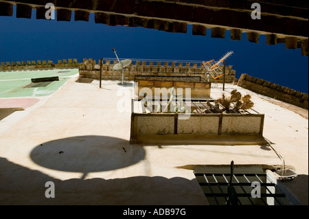 Antenne paraboliche nelle strade di Villajoyosa Costa Blanca Spagna Foto Stock