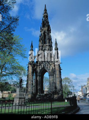 La pietra arenaria guglia gotica del monumento di Scott, Princes Street, Edinburgh, Lothian, Scozia, Regno Unito. Foto Stock