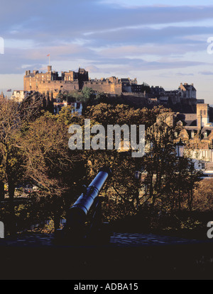 Il pittoresco centro storico Castello di Edimburgo visto da di Calton Hill in una giornata autunnale, Edimburgo, Lothian, Scozia, Regno Unito. Foto Stock