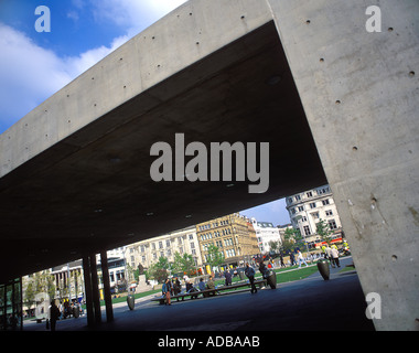 Piccadilly Gardens Manchester REGNO UNITO con schermo da Tadao Ando Foto Stock