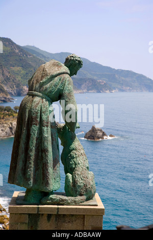 Statua di San Francesco ad Assisi con un lupo a Monterosso Cinque Terre Italia Foto Stock