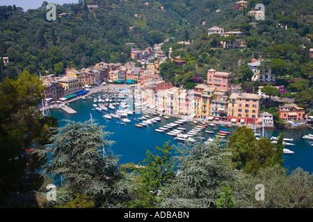 Vista di Portofino dal castello di marroni Foto Stock