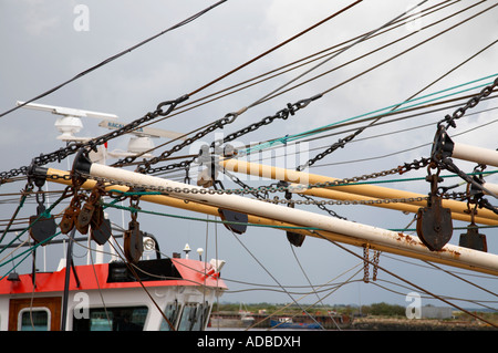 In prossimità dei bracci e linee di fili su imbarcazioni da pesca ormeggiate nella città di Wexford harbour con storm thunderclouds avvicinando Foto Stock