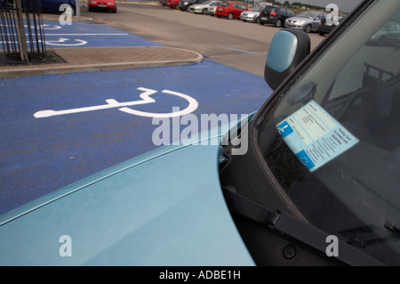 Auto con UE Irlanda del Nord ha rilasciato tessera di parcheggio per le persone con disabilità parcheggiate nel parcheggio disabili baie in parcheggio Foto Stock