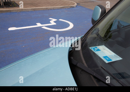 Auto con UE Irlanda del Nord ha rilasciato tessera di parcheggio per le persone con disabilità parcheggiate nel parcheggio disabili baie in parcheggio Foto Stock