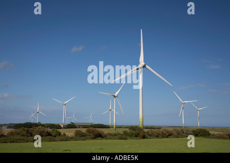 11 turbine eoliche contro il cielo blu e verdi campi Foto Stock